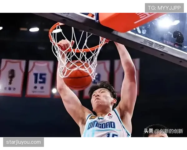 杨瀚森今天机场照也太日常了，手上的咖啡看着比我一个月工资还贵