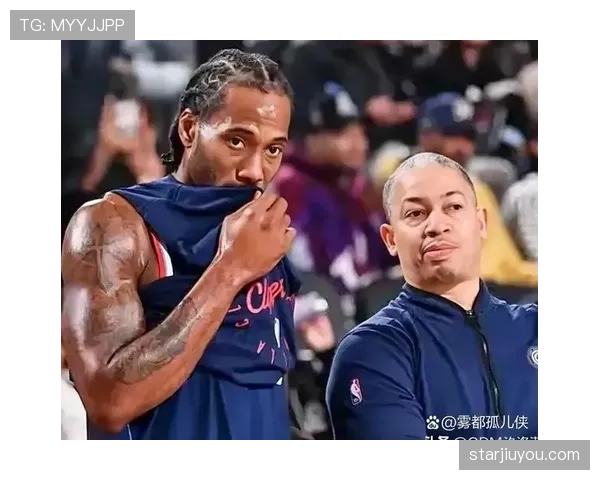 王欣瑜训练场上像机器人，今天穿了双破洞拖鞋走比赛场边的我笑出声
